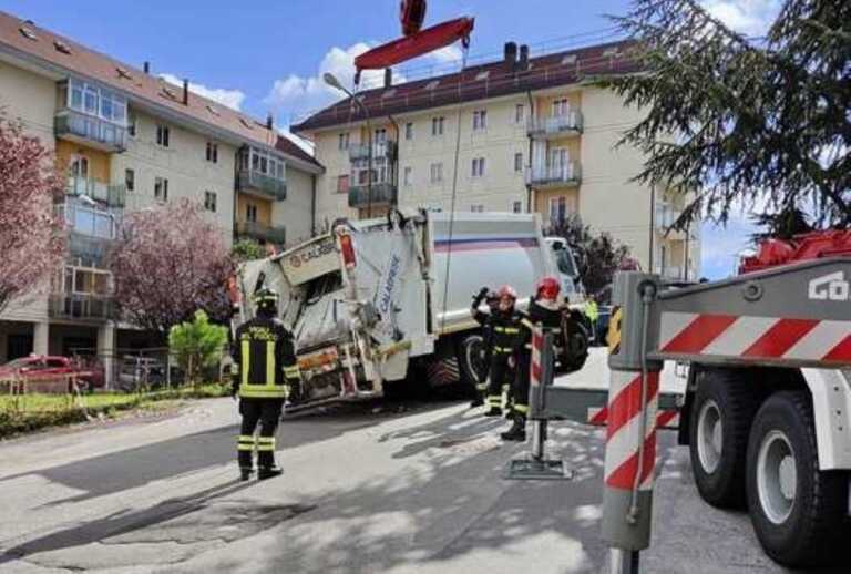 Potenza, si apre una voragine in via Sabbioneta: camion dell’Acta ci finisce dentro