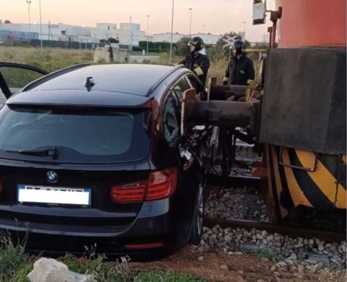 Galleria foto 'Paura a Brindisi: auto travolta da un treno. Feriti e padre e figlio' - foto 1