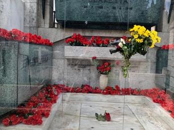 Galleria foto '2 novembre, al Verano una rosa rossa per Claretta' - foto 1