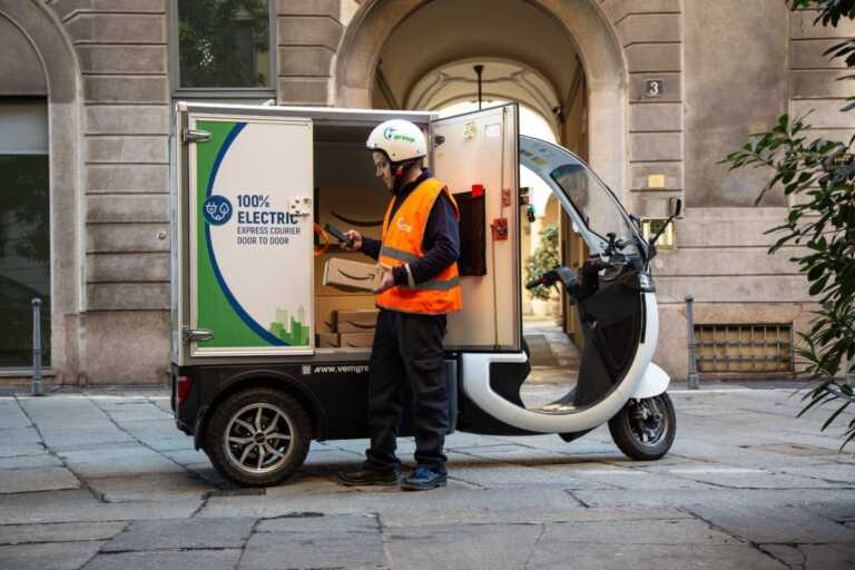 Galleria foto 'Amazon presenta i suoi hub di micromobilità in Italia' - foto 1
