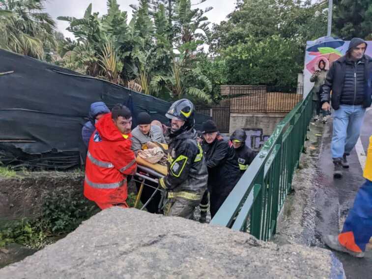 Galleria foto 'Frana a Ischia a causa del Maltempo, famiglia dispersa e una 25enne' - foto 1