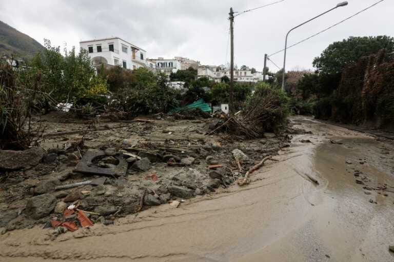 Galleria foto 'Frana a Ischia, i soccorritori alla ricerca dei dispersi' - foto 1
