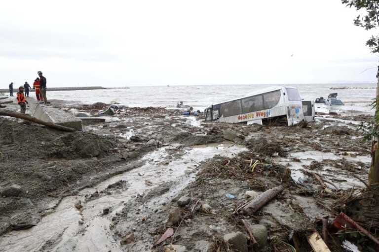 Galleria foto 'Frana a Ischia, stato di emergenza e primi 2 milioni per l’isola' - foto 1