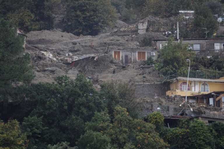 Galleria foto 'Frana a Ischia, recuperato anche il cadavere di una bambina. Quattro i corpi recuperati' - foto 1