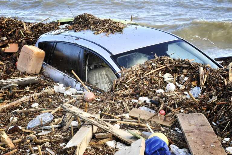 Galleria foto 'Ischia, prosegue la ricerca dei dispersi. Ritrovata l’ottava vittima' - foto 1