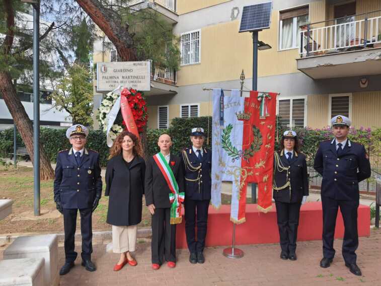Galleria foto 'Bari ricorda le donne vittime di violenza e rende omaggio a Mahsa Amini' - foto 2