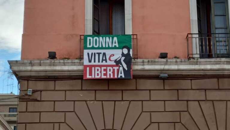 Bari ricorda le donne vittime di violenza e rende omaggio a Mahsa Amini