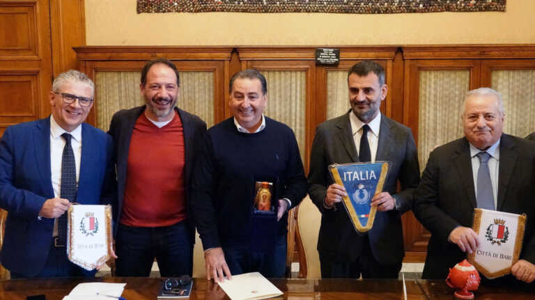 A Bari gli ottavi e i quarti di Eurovolley 2023. Decaro consegna la sacra manna a Fefè De Giorgi