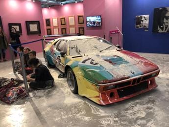 Galleria foto '8 kg di farina sull’auto da 10 mln dipinta da Andy Warhol' - foto 1