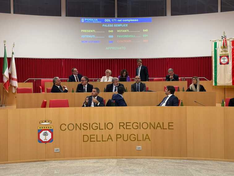 Puglia, la Regione approva l’assestamento di bilancio. Emiliano: «Aiuti concreti a chi è in difficoltà»