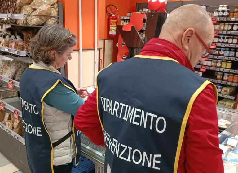 Ispezioni contro la listeria in 320 attività commerciali: sequestrati lotti di wurstel nel Foggiano