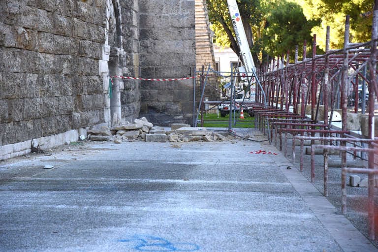 Bari, cadono conci dal Castello Svevo: «Non si esclude possibile collegamento con il sisma»