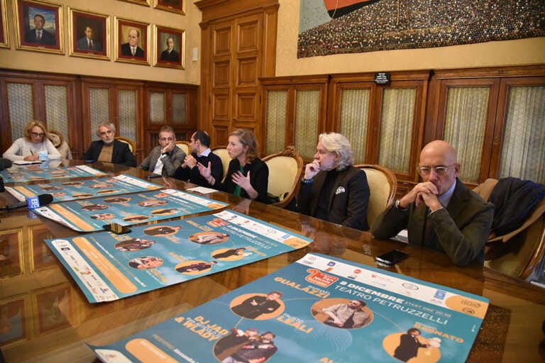 Bari, lo spettacolo incontra la solidarietà al Petruzzelli: tornano “Le strade di San Nicola” – VIDEO