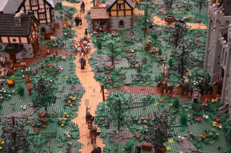 Bari, nello spazio Murat arriva “I love Lego”: la mostra sui mattoncini colorati più famosi al mondo