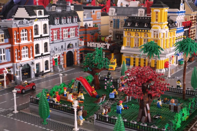 Galleria foto 'Bari, nello spazio Murat arriva “I love Lego”: la mostra sui mattoncini colorati più famosi al mondo' - foto 1