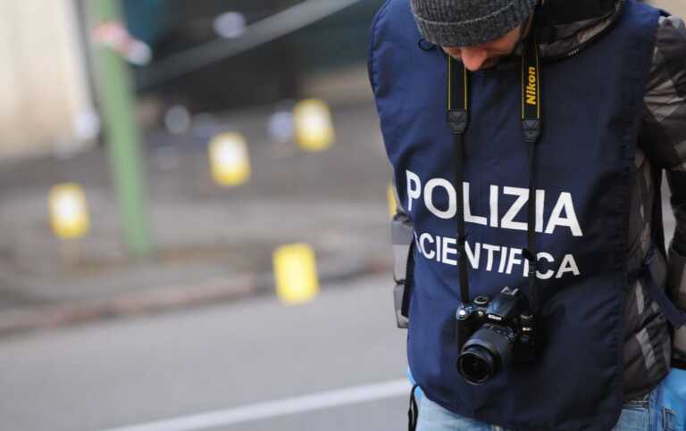 Anziano trovato cadavere in casa nel centro di Bari, era morto da due mesi