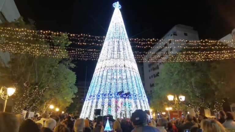 Taranto, inaugurato il grande albero di Natale donato da Megamark – VIDEO