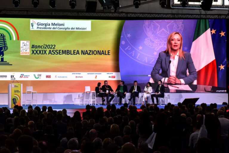 Meloni rassicura i sindaci sull’autonomia. Decaro: «Verificheremo»