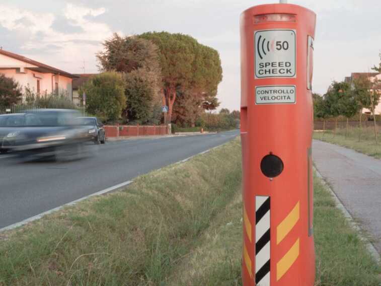 Autovelox, il Codacons: «Nel 2021 hanno generato 47 mln». Il caso Melpignano che incassa più di Roma