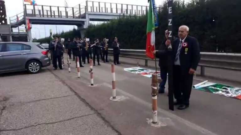 Taranto, la banda suona a lutto per gli operai morti sul lavoro nel siderurgico – VIDEO