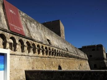 Galleria foto 'Bari, cadono blocchi di pietra da Castello Svevo: verifiche per collegamento con terremoto' - foto 1