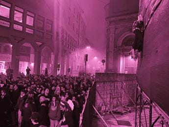 Galleria foto 'Bologna, manichino Meloni impiccato a testa in giù' - foto 1