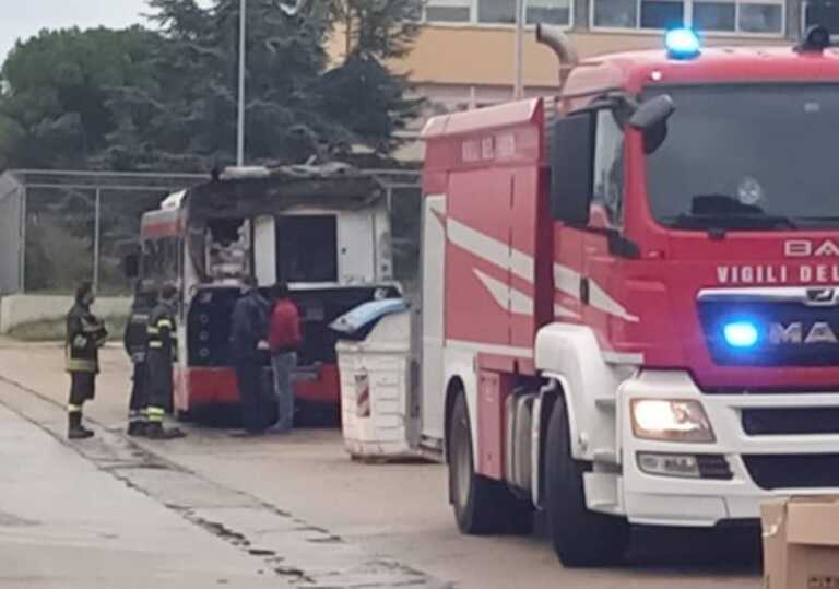Bari, a fuoco un autobus dell’Amtab a Japigia: non ci sono feriti