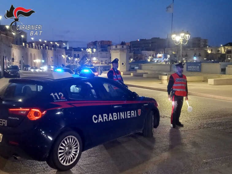 Minaccia un ragazzo con la pistola per farsi pagare la droga: arrestato 16enne a Bisceglie