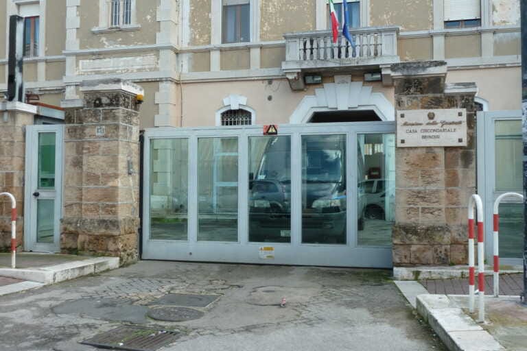 Poliziotto colpito da una testata al viso da un detenuto a Brindisi