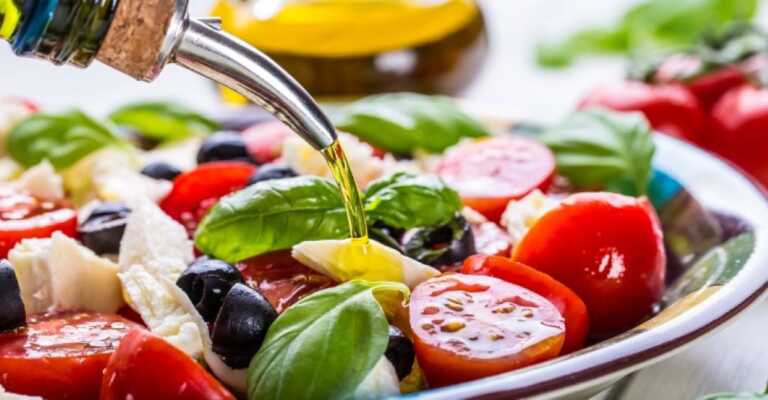 La crisi cambia le abitudini: a tavola si spreca di meno. Il 49% è favorevole alla doggy bag nei ristoranti