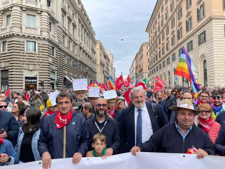 Emiliano al corteo per la Pace a Roma: «Bisogna cessare il fuoco e iniziare i colloqui» – VIDEO