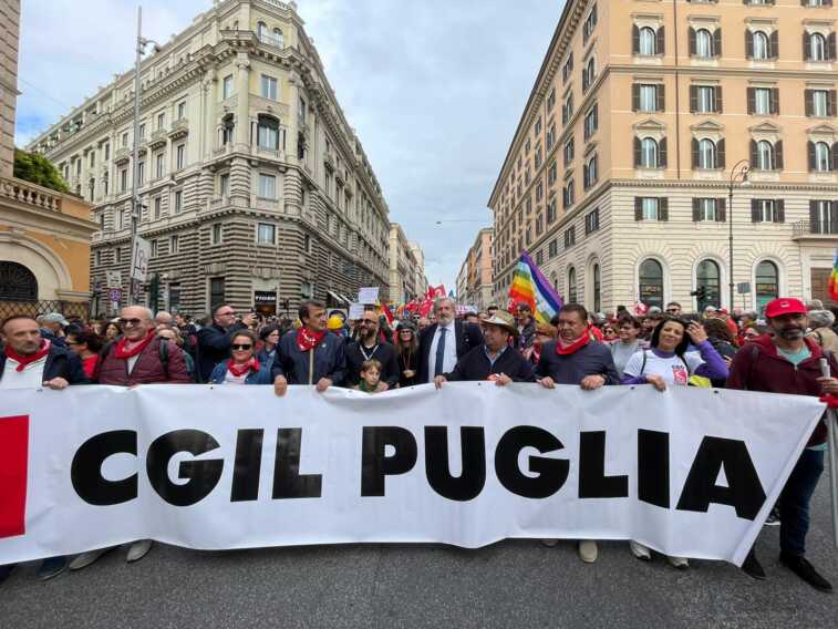 Galleria foto 'Emiliano al corteo per la Pace a Roma: «Bisogna cessare il fuoco e iniziare i colloqui» – VIDEO' - foto 2