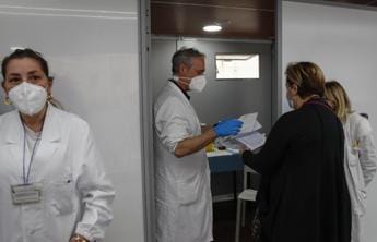 Galleria foto 'Covid, Andreoni: “Sta riprendendo vigore, pronti a ripristinare mascherine”' - foto 1