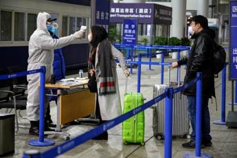 Galleria foto 'Covid Cina oggi, crescono i contagi: molti aeroporti cancellano voli' - foto 1