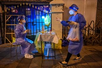 Galleria foto 'Covid Cina oggi, in lockdown distretto che ospita più grande fabbrica iPhone' - foto 1