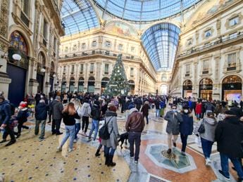 Galleria foto 'Covid e acquisti Black Friday, Ricciardi: “Senza misure festa per virus”' - foto 1