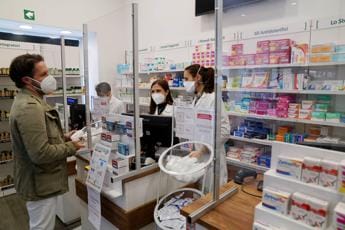 Galleria foto 'Covid, è caccia all’ibuprofene: “Carenza in tante farmacie”' - foto 1