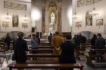 Galleria foto 'Covid e strette di mani in chiesa, cosa pensano gli esperti' - foto 1