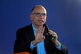 Galleria foto 'Covid, Letta: “Gemmato nega vaccini, non può rimanere sottosegretario”' - foto 1