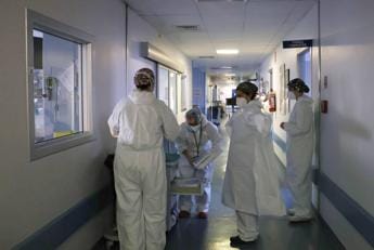 Galleria foto 'Covid oggi Italia, contagi e ricoveri in aumento: report Gimbe' - foto 1