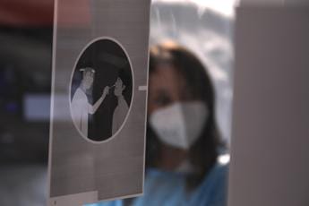 Galleria foto 'Covid oggi Lazio, 2.846 contagi e 6 morti. A Roma 1.451 casi' - foto 1