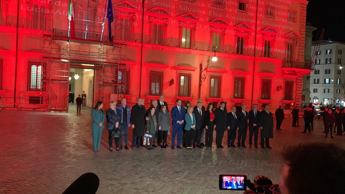 Galleria foto 'Da Meloni e ministri l’omaggio a nomi vittime femminicidio che illuminano Palazzo Chigi' - foto 1