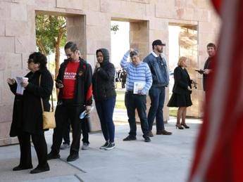 Galleria foto 'Elezioni Usa midterm 2022, 45 milioni hanno già votato' - foto 1