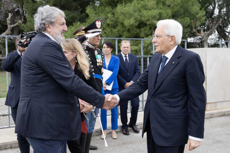 Mattarella a Bari, Emiliano: «Forze armate centrali nei processi di costruzione di pace» – FOTO