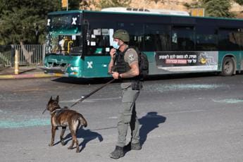 Galleria foto 'Esplosioni a fermate autobus Gerusalemme, almeno un morto' - foto 1
