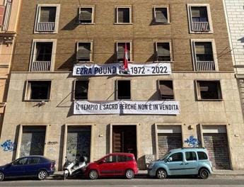 Galleria foto 'Ezra Pound, maxi striscione su palazzo CasaPound' - foto 1