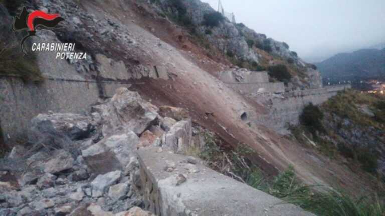 Maratea, detriti e massi si staccano da un costone roccioso: chiusa la statale 18