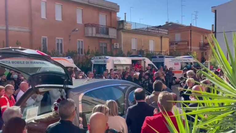 L’ultimo saluto a Maurizio De Girolamo: suonano le sirene delle ambulanze – VIDEO