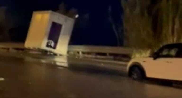 Galleria foto 'Tromba d’aria sradica “gabbiotti” della security nel porto di Brindisi: due feriti' - foto 1