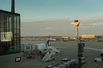 Galleria foto 'Germania, attivisti clima bloccano aeroporto Berlino: voli sospesi' - foto 1